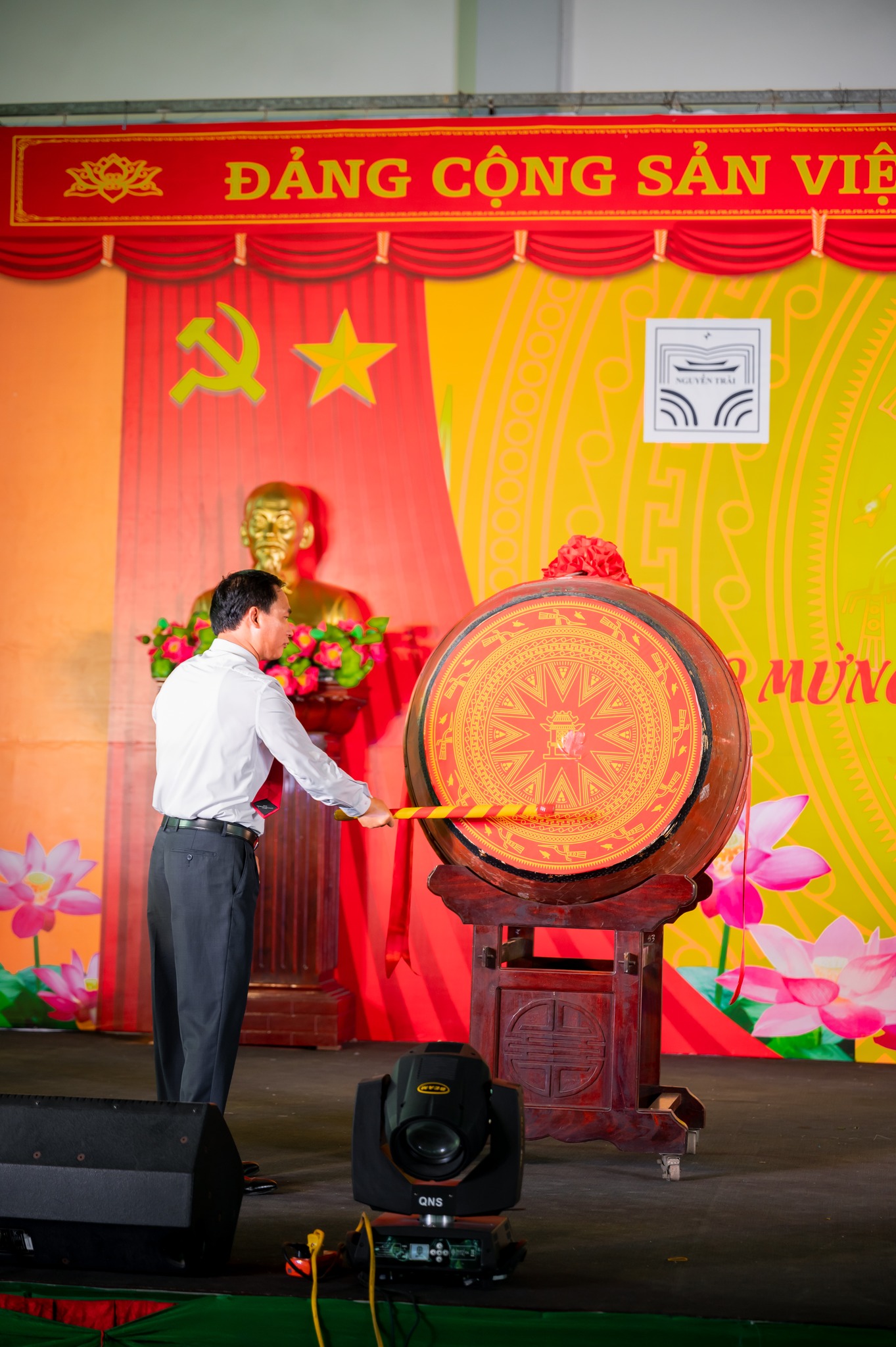Nhấn để phóng to